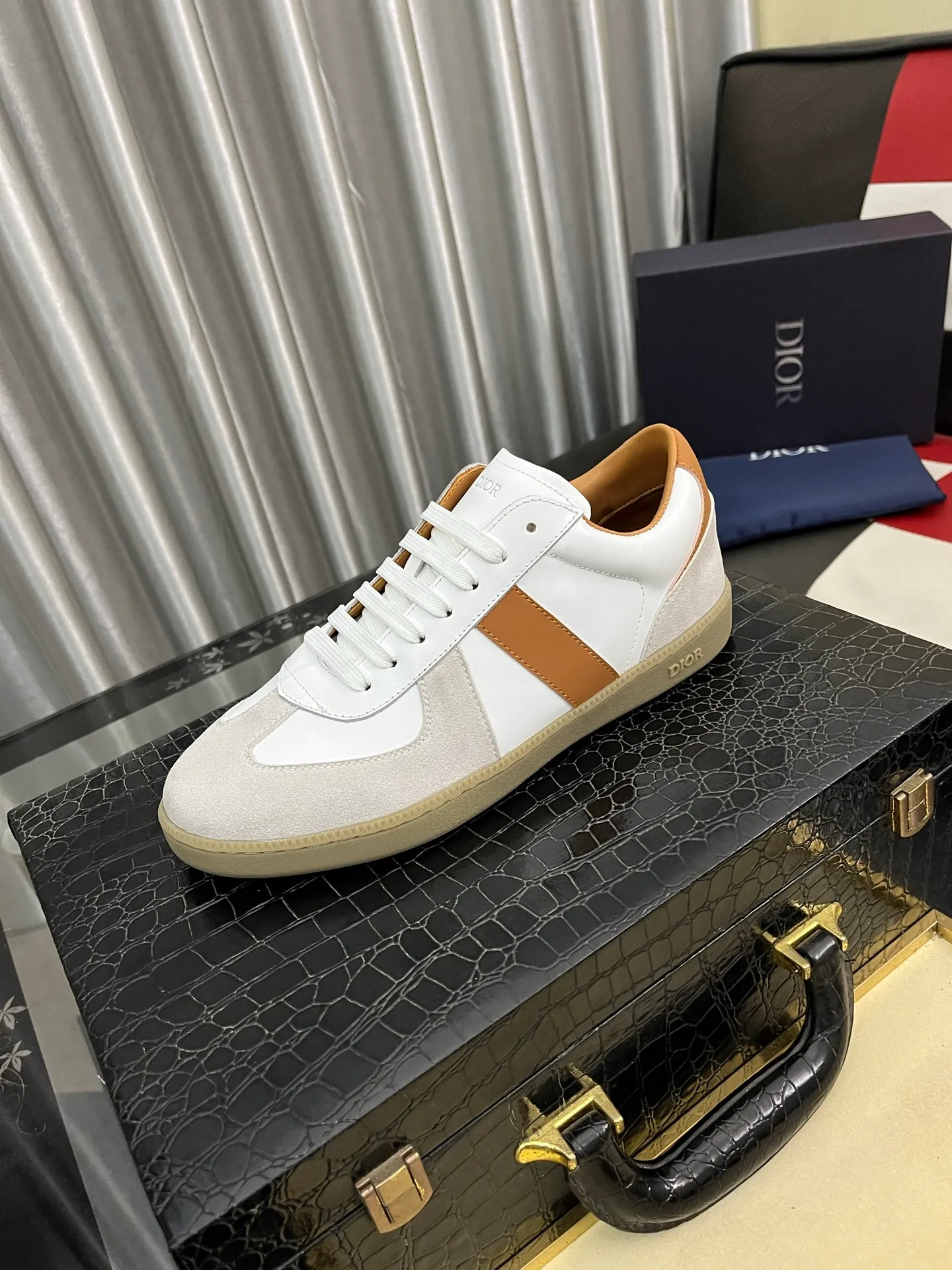 Men's shoes💰380⌚️⌚️[Dior] Dior's new men's genuine leather casual shoes, the highest version on the market, any comparison is welcome🆚! The original leather has excellent texture and is super high-end! Fetal sheep net lining imported from Italy, removable pad! Luxurious materials and fine workmanship, highly recommended! Code number: 38-44